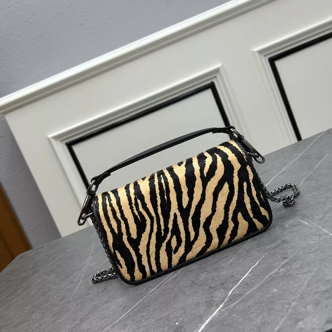 WellDesigned 7907 Valentino AAA Quality Messenger Bags For Women