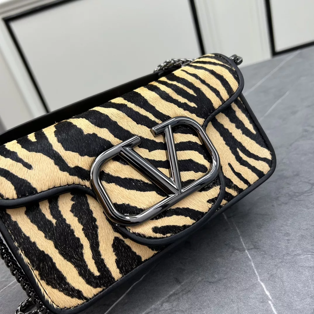 WellDesigned 7907 Valentino AAA Quality Messenger Bags For Women