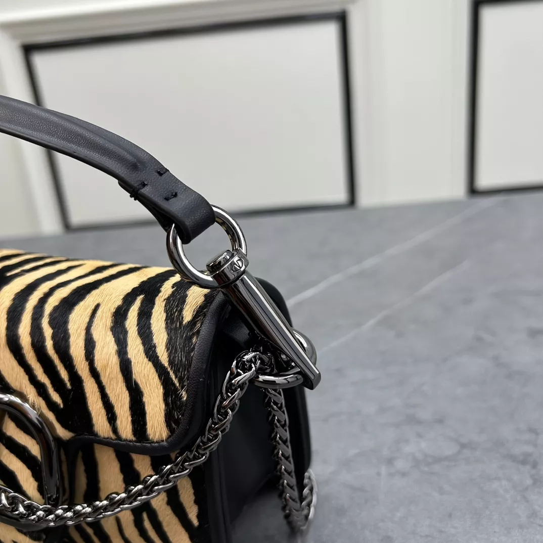 WellDesigned 7907 Valentino AAA Quality Messenger Bags For Women