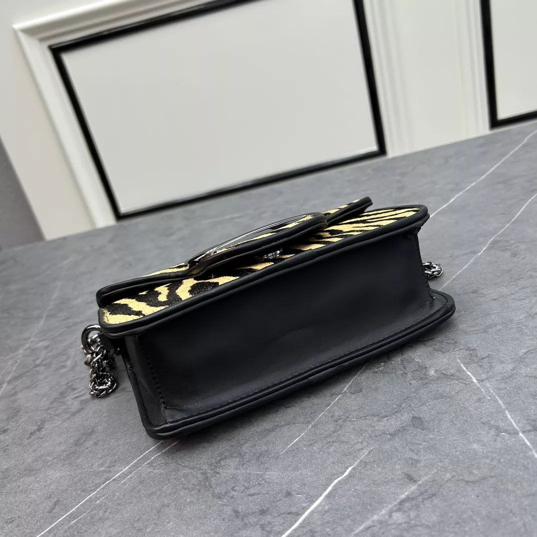 WellDesigned 7907 Valentino AAA Quality Messenger Bags For Women