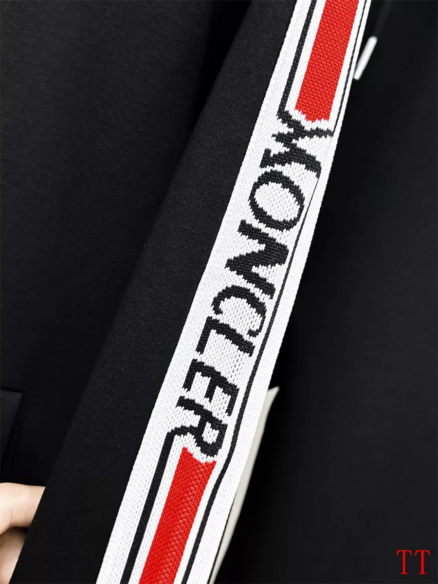 WellDesigned 8424 Moncler Tracksuits Long Sleeved For Men