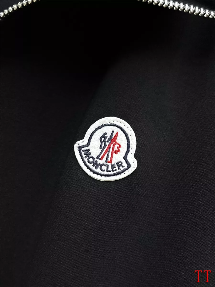 WellDesigned 8424 Moncler Tracksuits Long Sleeved For Men
