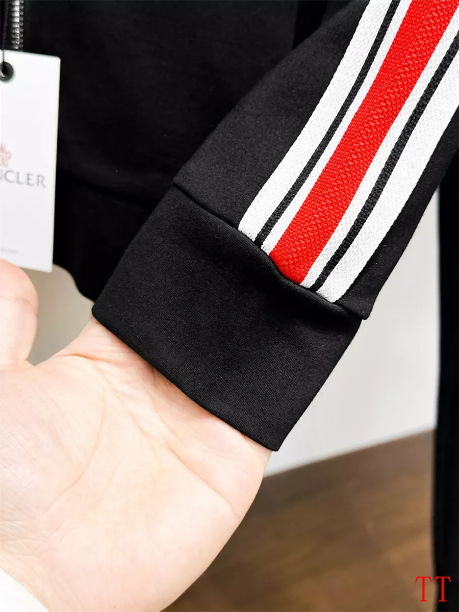 WellDesigned 8424 Moncler Tracksuits Long Sleeved For Men