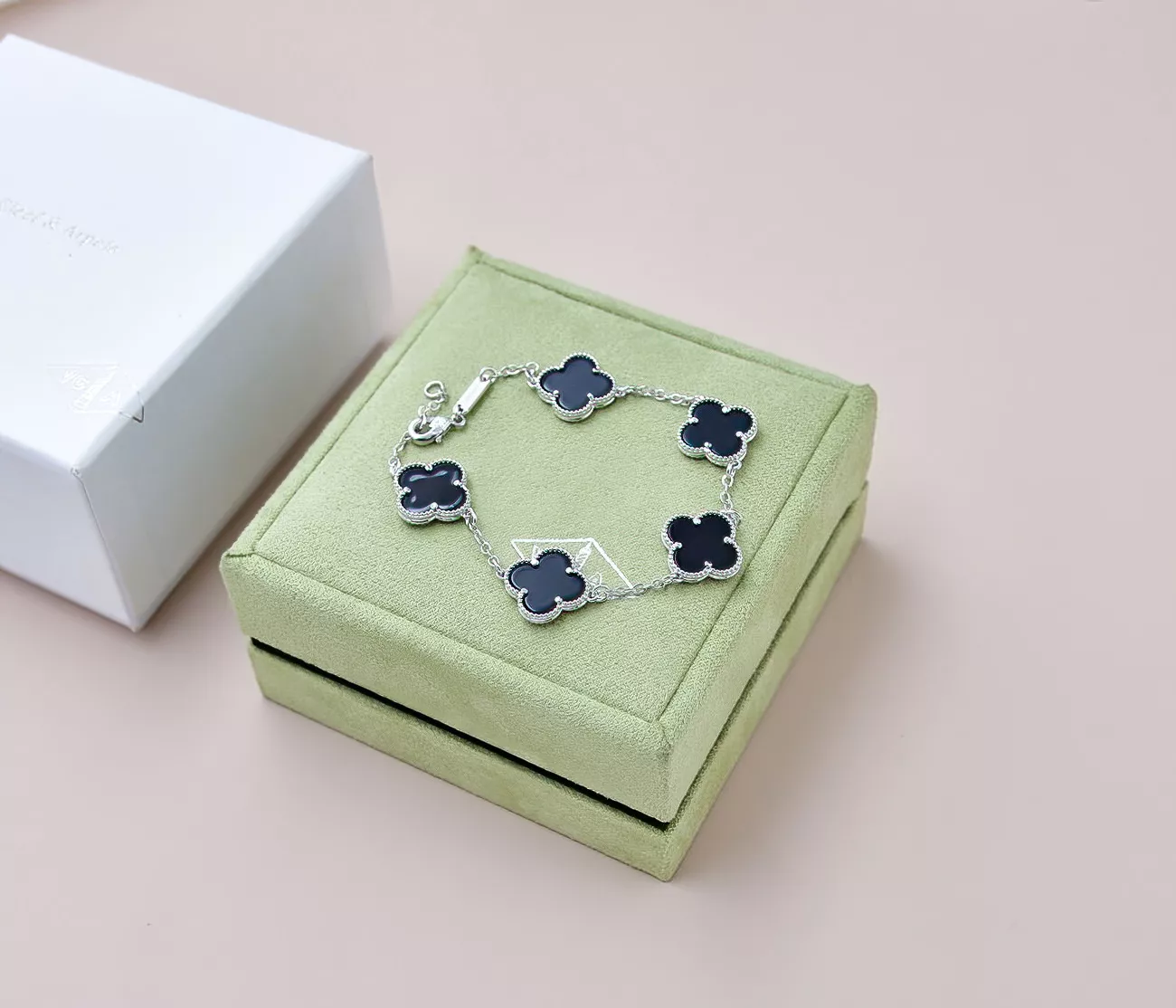 WellDesigned 8543 Van Cleef & Arpels Bracelets For Women