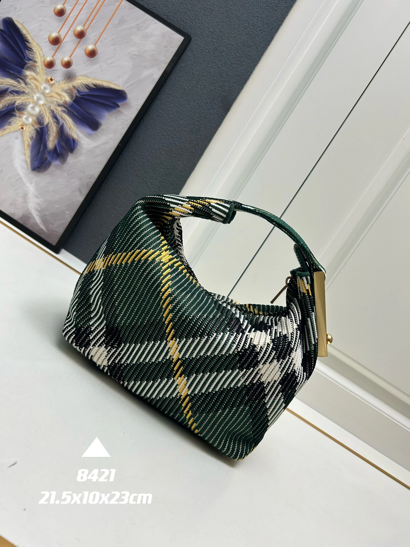 WellDesigned 8646 Burberry AAA Quality Handbags For Women