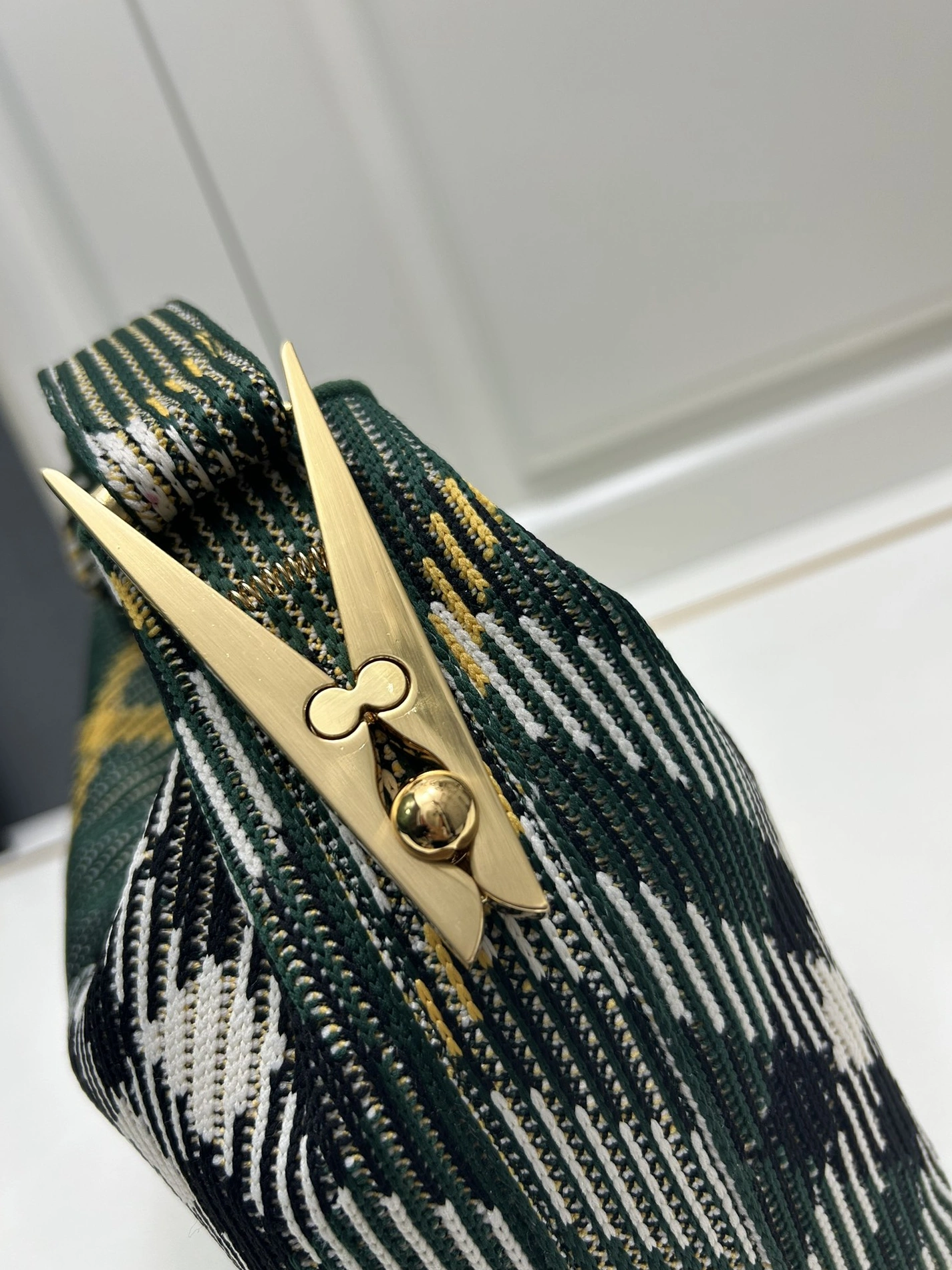 WellDesigned 8646 Burberry AAA Quality Handbags For Women