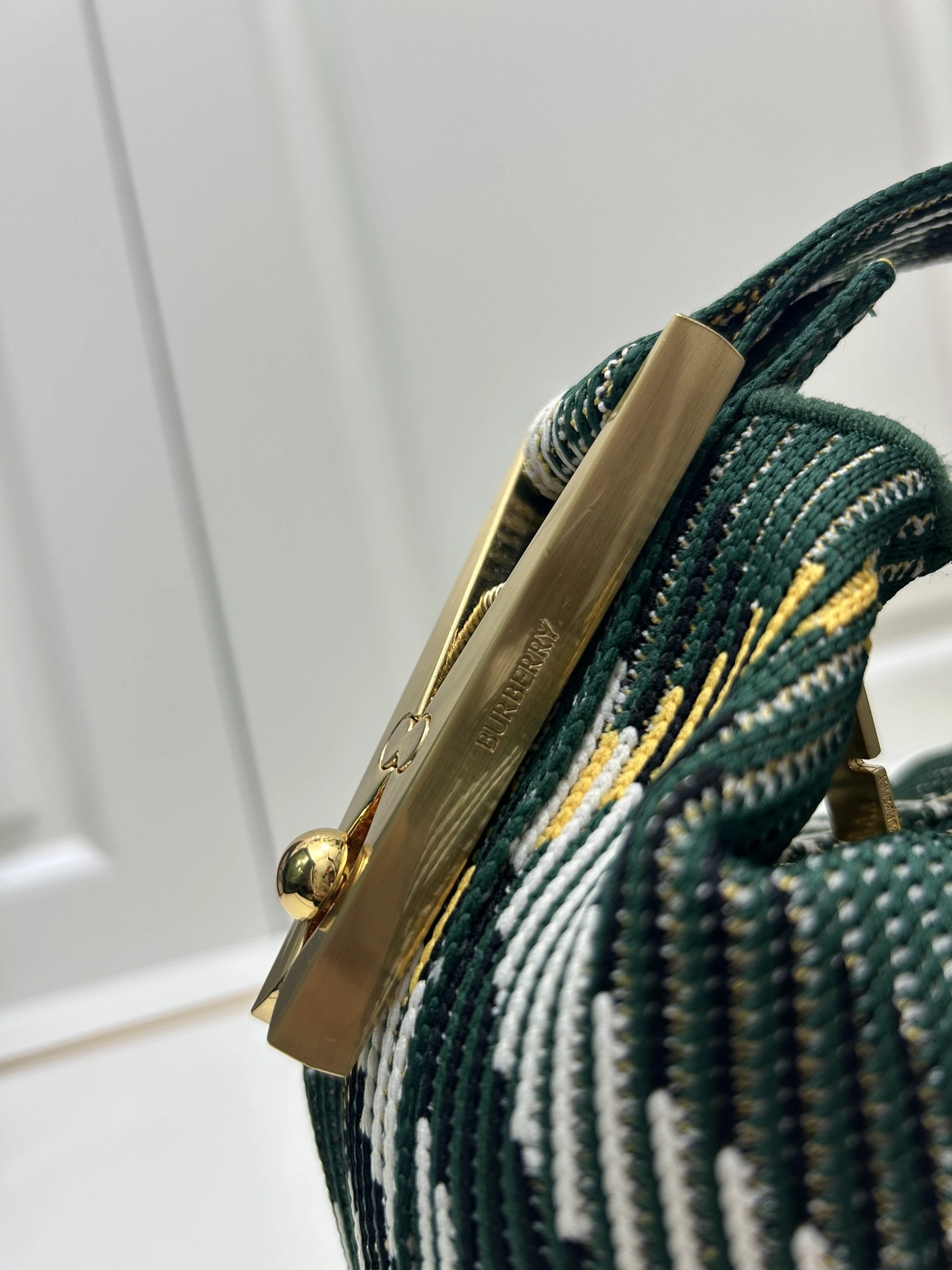 WellDesigned 8646 Burberry AAA Quality Handbags For Women