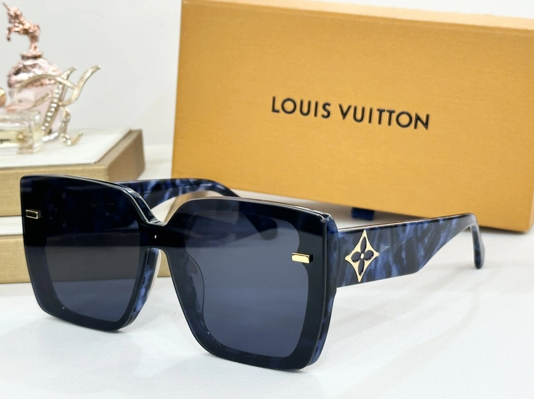 WellDesigned 8724 Louis Vuitton AAA Quality Sunglasses