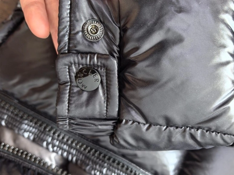 WellDesigned 9018 Moncler Down Feather Coat Long Sleeved For Unisex
