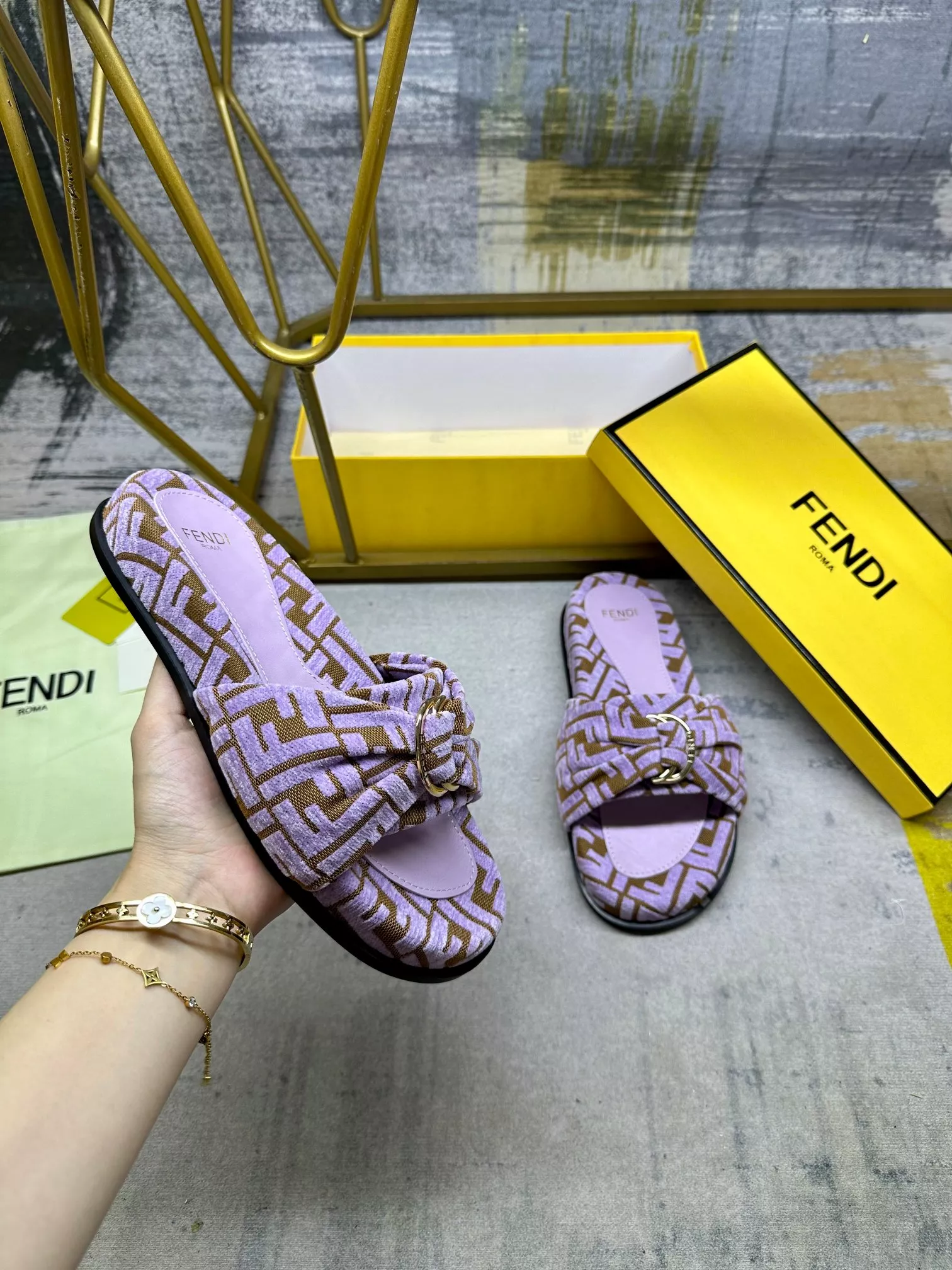 WellDesigned 9086 Fendi Slippers For Women