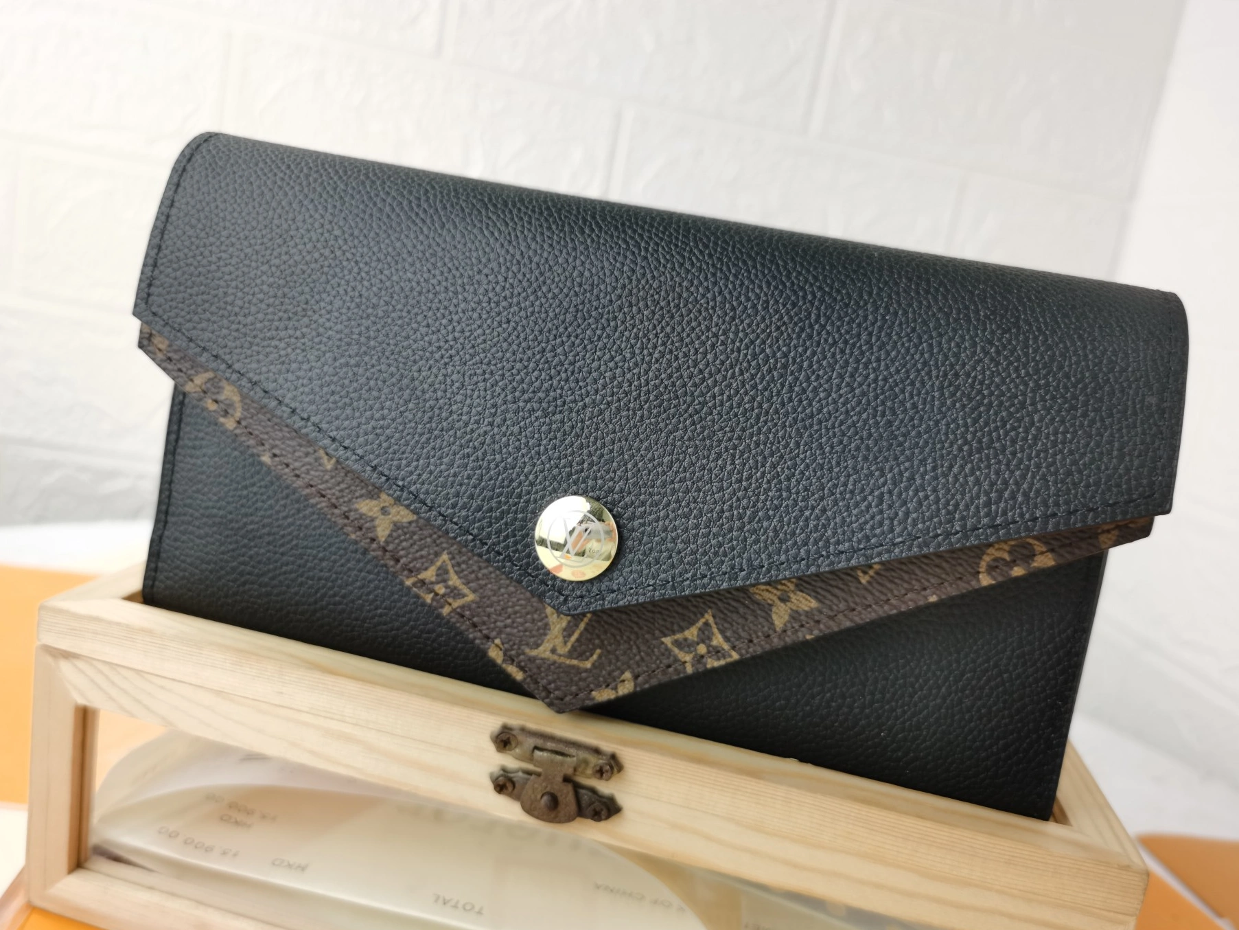 WellDesigned 9438 Louis Vuitton LV Card Case For Women