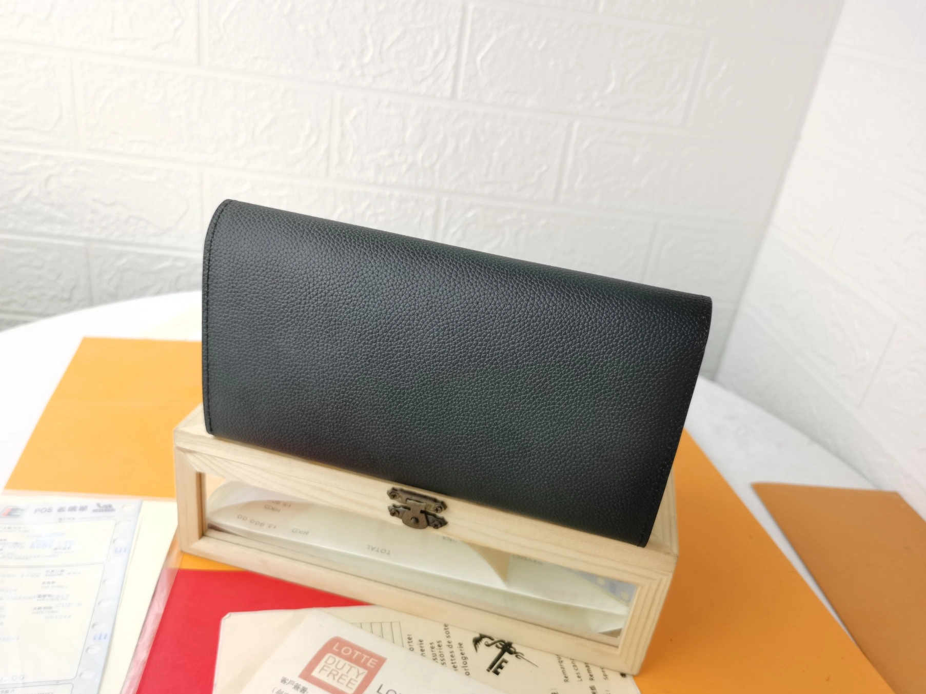 WellDesigned 9438 Louis Vuitton LV Card Case For Women