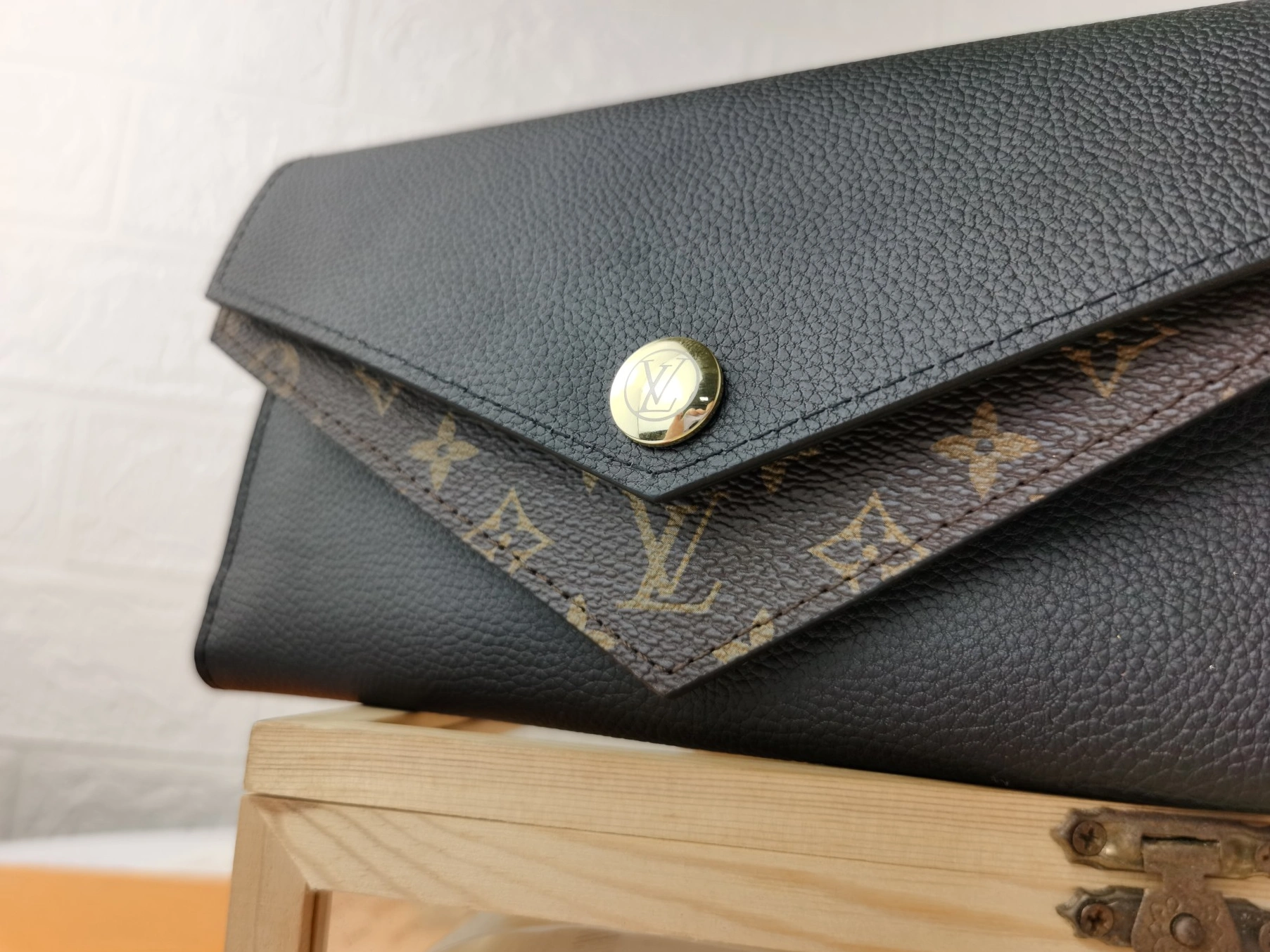 WellDesigned 9438 Louis Vuitton LV Card Case For Women