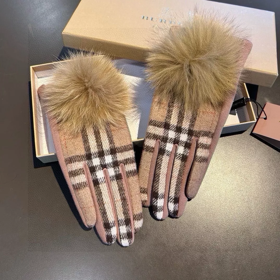 WellDesigned 9439 Burberry Gloves