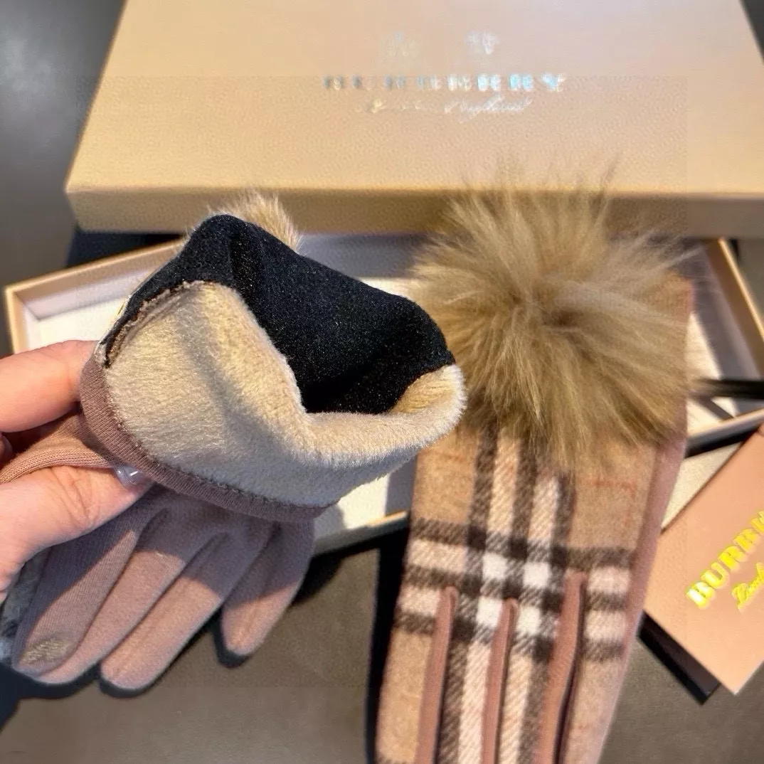 WellDesigned 9439 Burberry Gloves