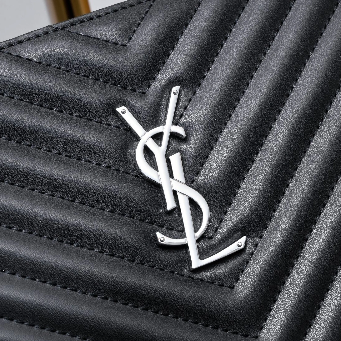 Yves Saint Laurent AAA Quality Wallets For Women Trendsetting 7391