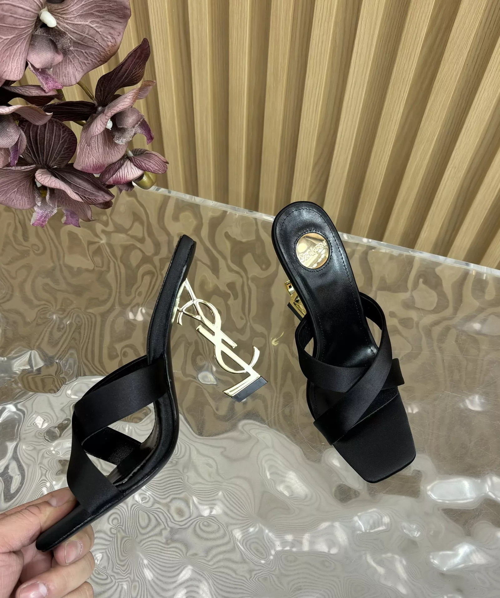 Yves Saint Laurent YSL Slippers For Women Flexible 5811