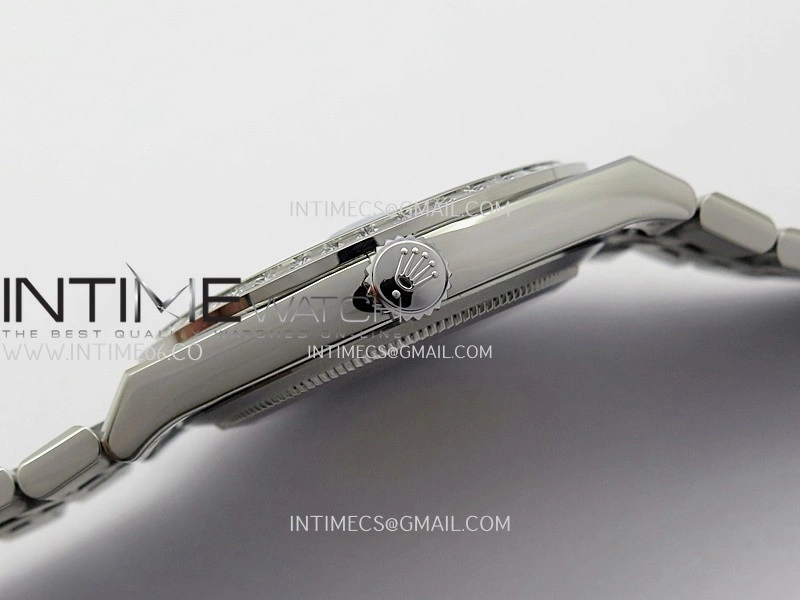 Land Dweller 127386 Diamond Bezel SS ESF Ice Blue Dial T Diamond Marker On SS Bracelet A7135