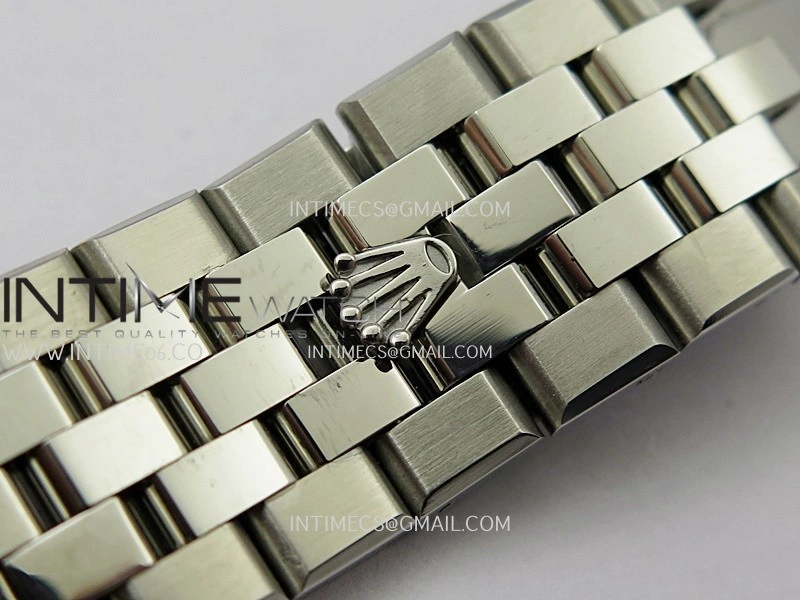 Land Dweller 127386 Diamond Bezel SS ESF Ice Blue Dial T Diamond Marker On SS Bracelet A7135
