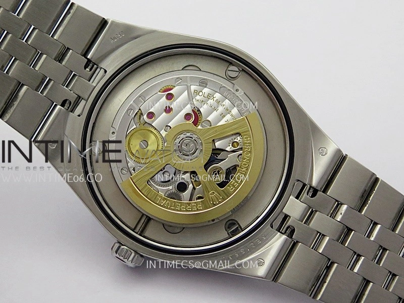 Land Dweller 127386 Diamond Bezel SS ESF Ice Blue Dial T Diamond Marker On SS Bracelet A7135