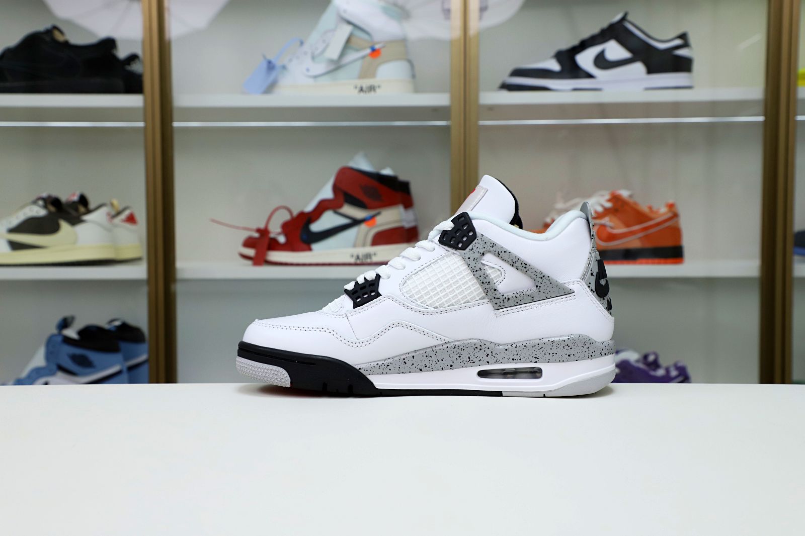 Kimi kick Air Jordan 4 Retro White Cement