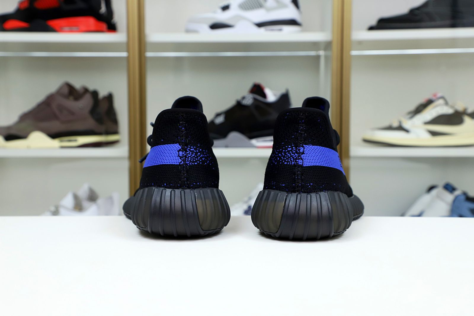 Kimi kick YEEZY BOOST 350 V2 'DAZZLING BLUE'