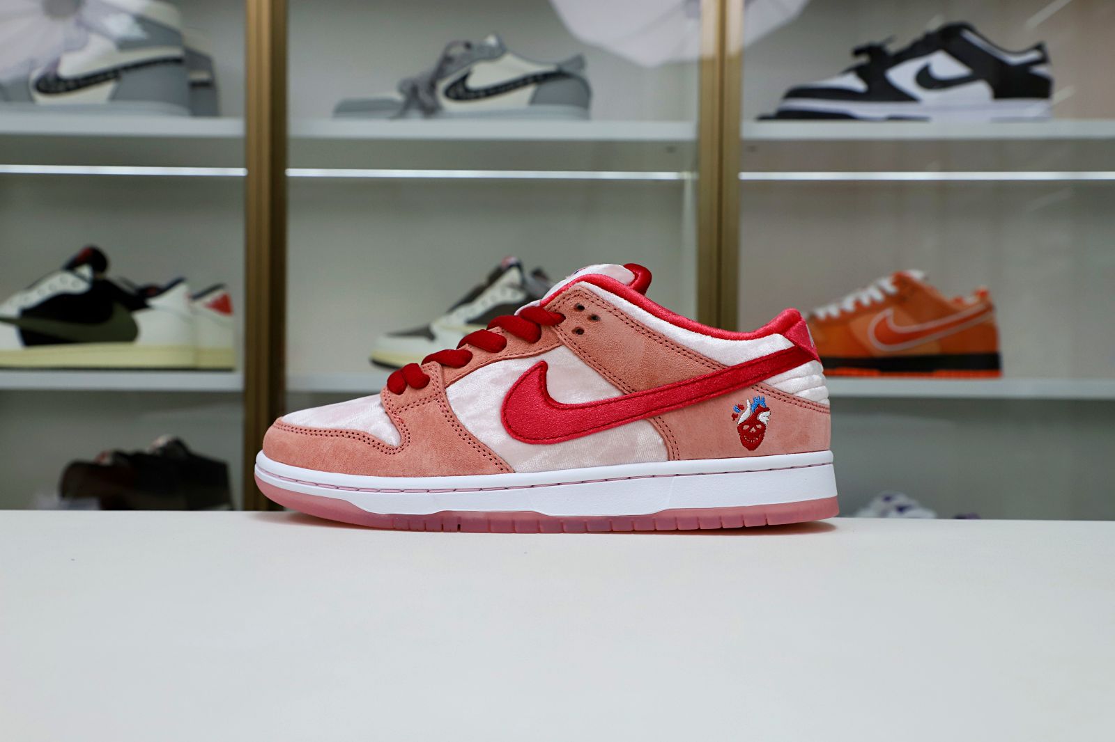 Kimi kick STRANGELOVE X DUNK LOW SB 'VALENTINE'S DAY'