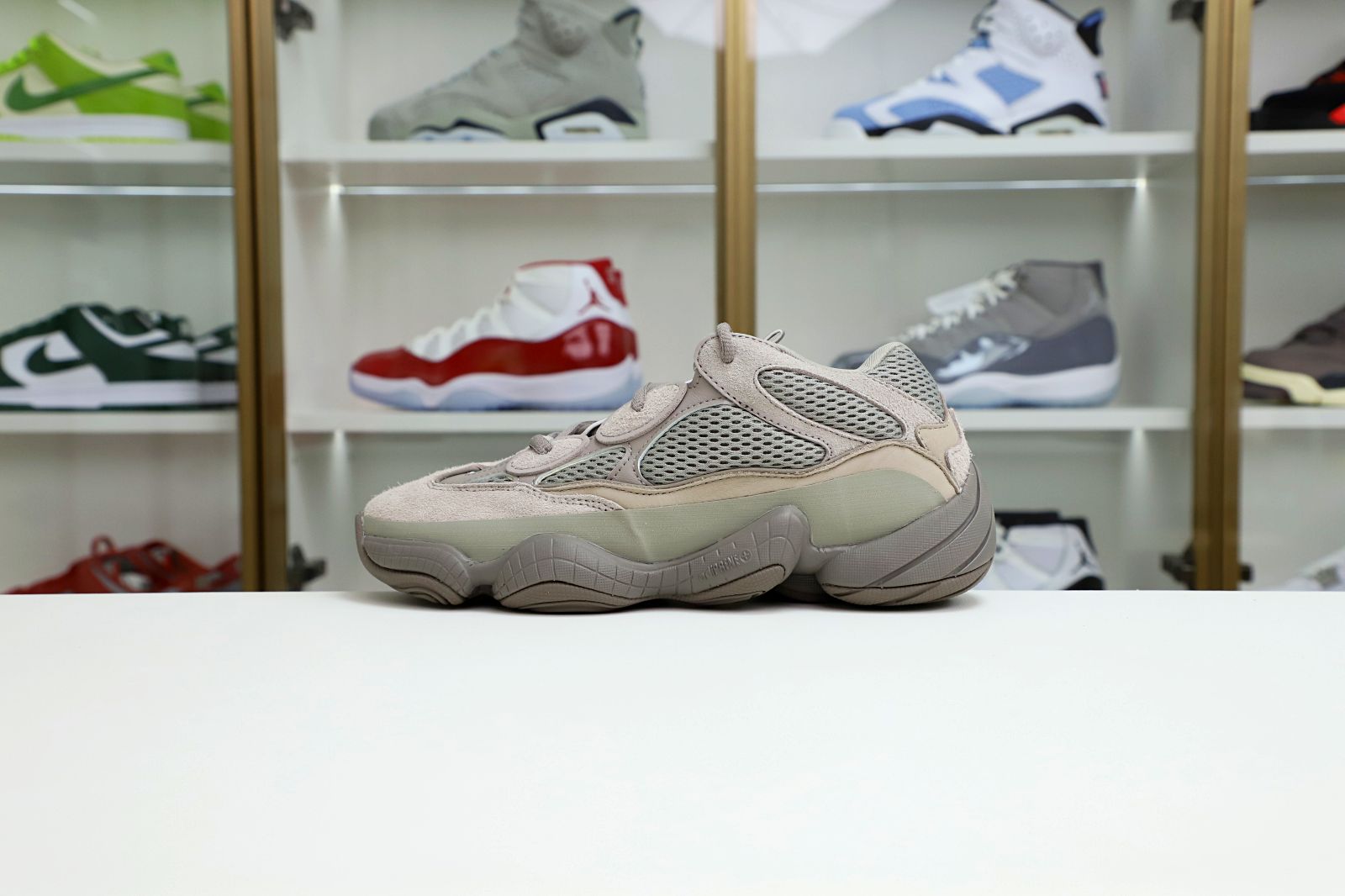 Kimi kick Yeezy 500 