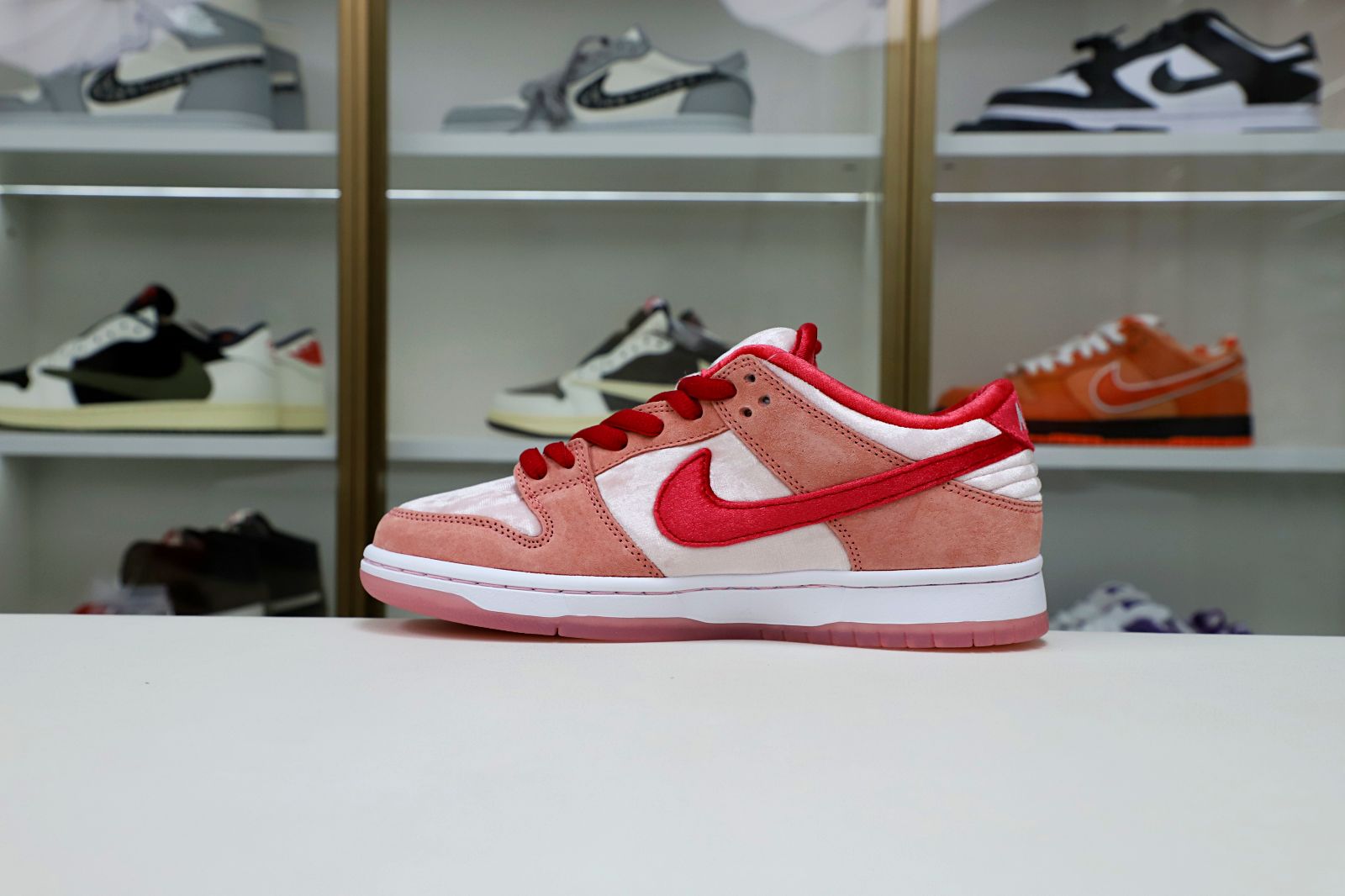 Kimi kick STRANGELOVE X DUNK LOW SB 'VALENTINE'S DAY'