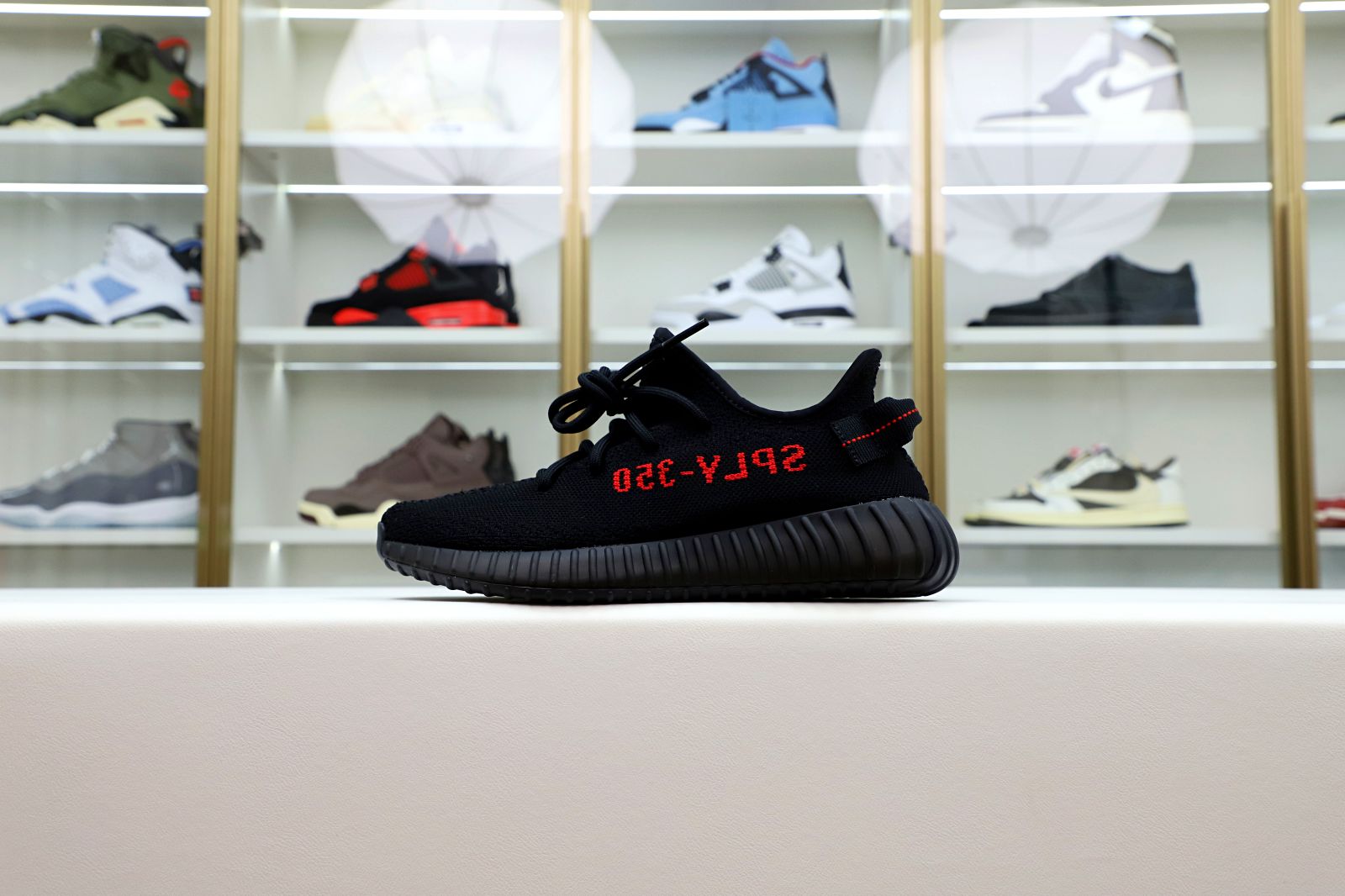 Kimi kick YEEZY BOOST 350 V2 'BRED'