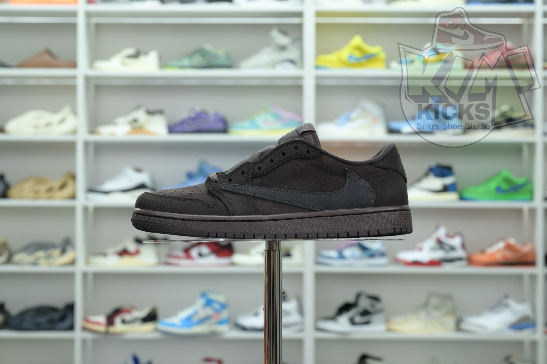 Kimi kick Travis Scott x Jordan Air Jordan 1 Low OG“Velvet Brown”