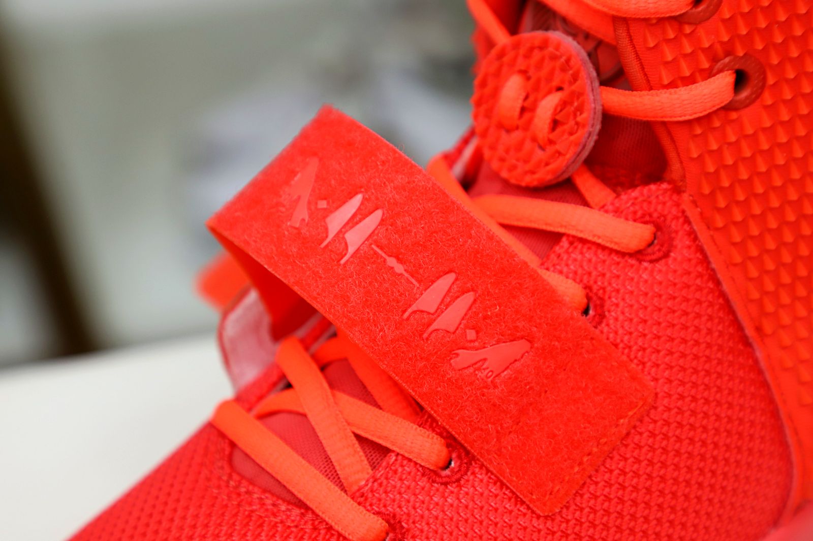 Kimi kick Nike Air Yeezy 2 red october