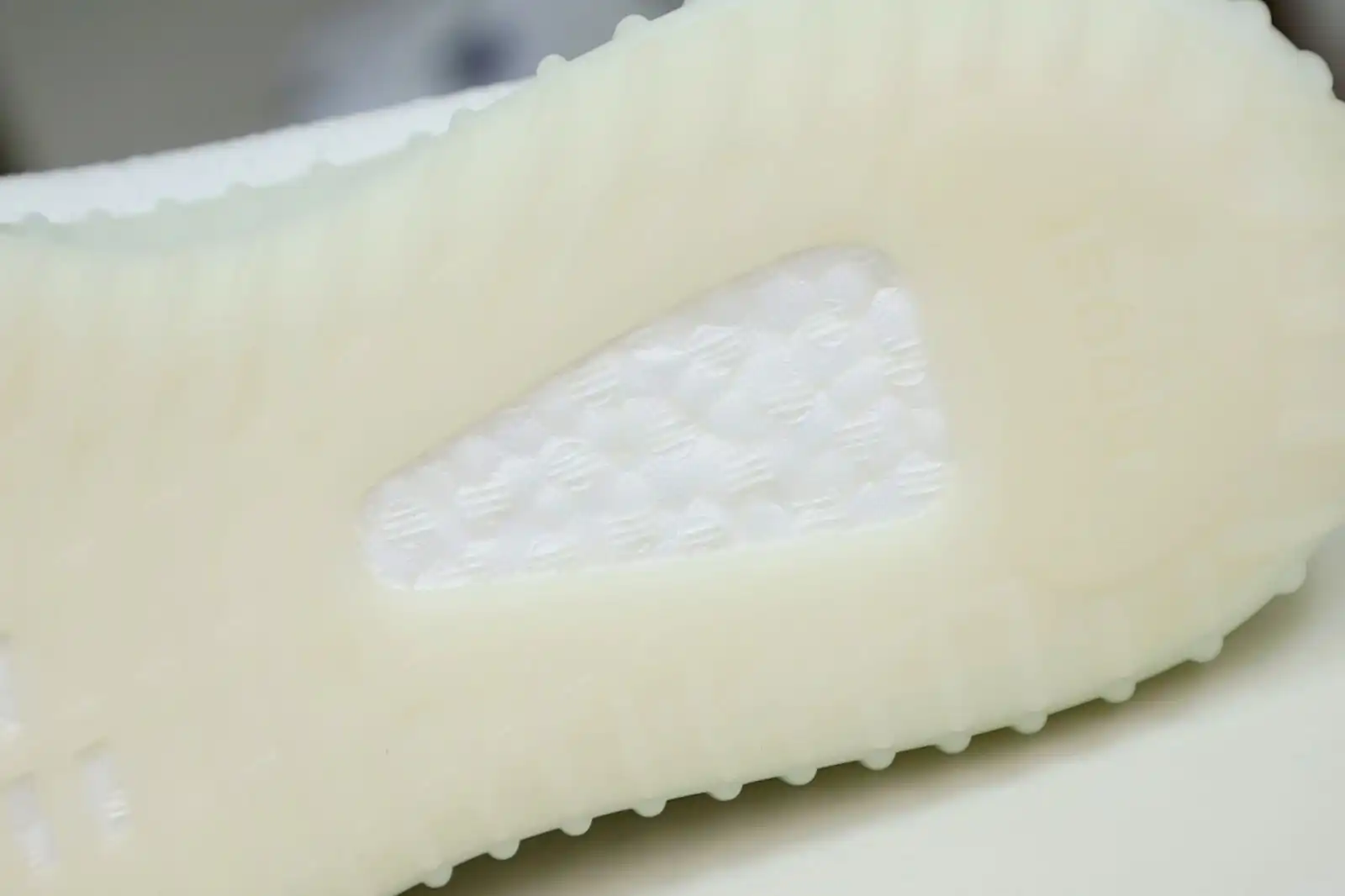 Kimikick YEEZY BOOST 350 V2 'CREAM WHITE   TRIPLE WHITE'