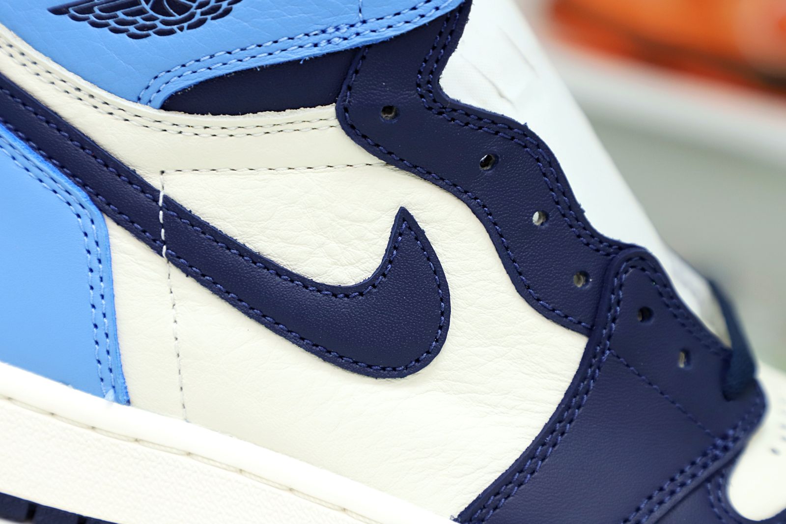 Kimi kick AIR JORDAN 1 RETRO HIGH OG 'OBSIDIAN'