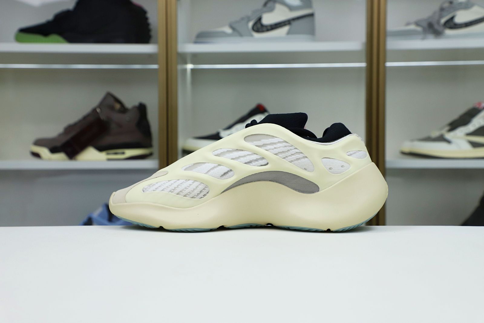 Kimi kick YEEZY 700 V3 'AZAEL'