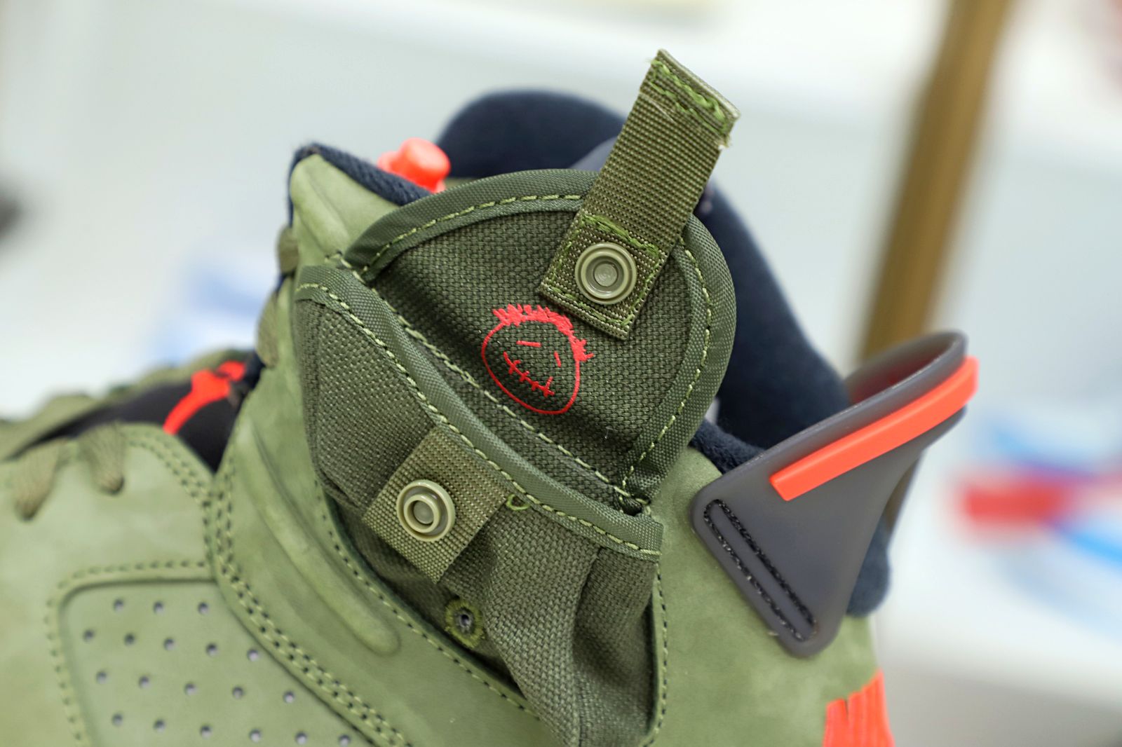 Kimi kick TRAVIS SCOTT X AIR JORDAN 6 RETRO 'OLIVE'