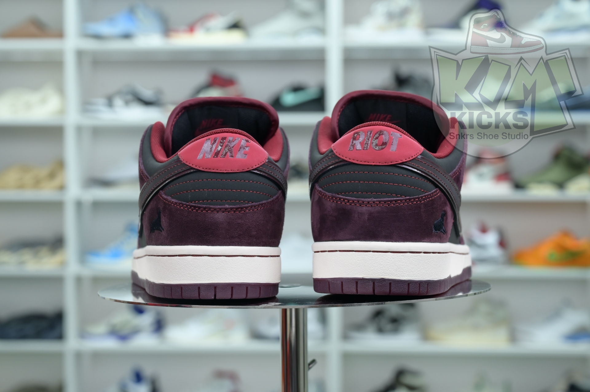 Kimi kick RIOT Skateshop x Nike SB Dunk Low