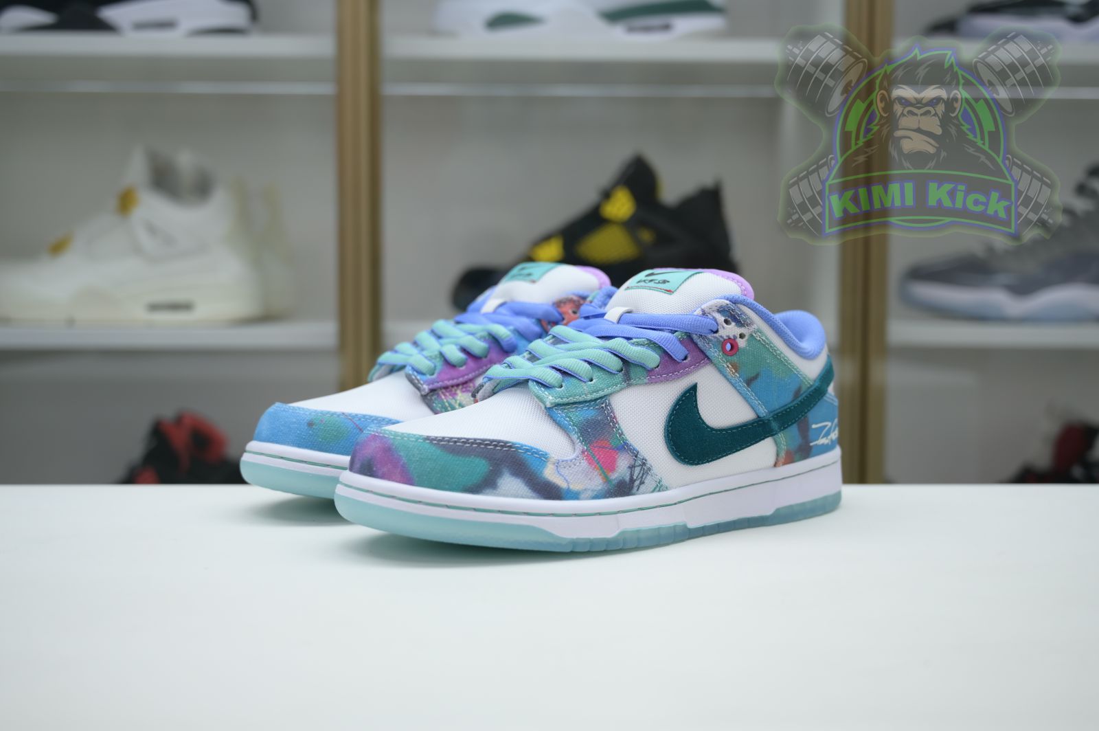 Kimi kick Futura Laboratories x Nike Dunk SB