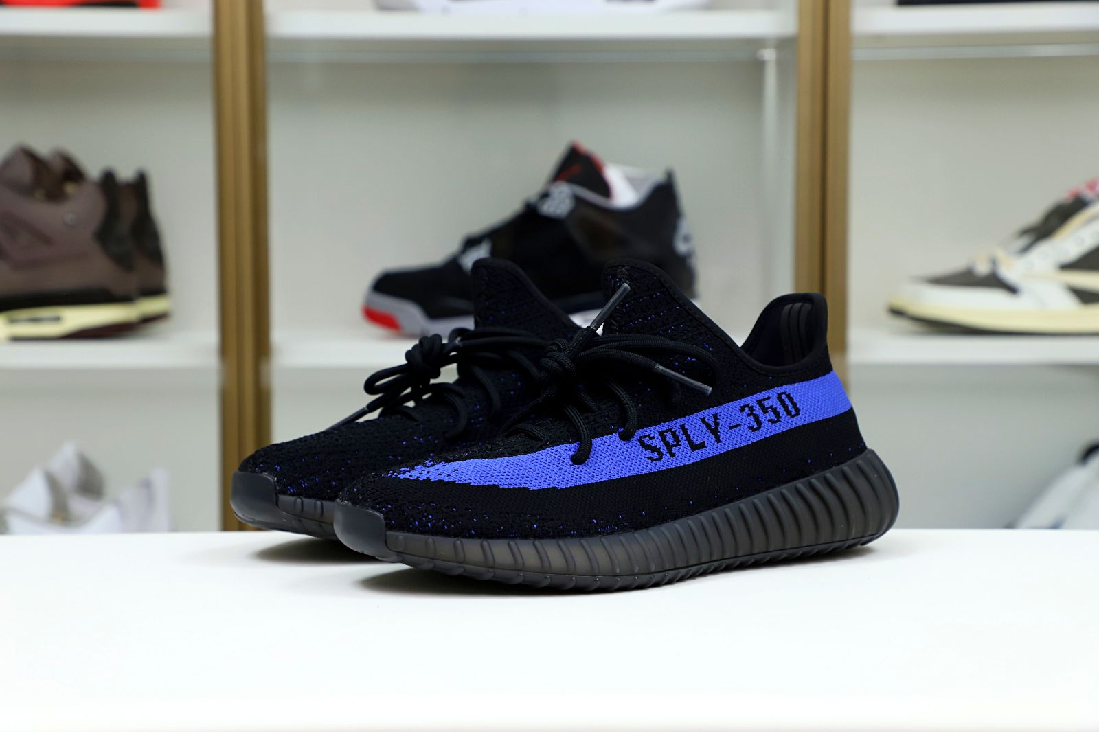 Kimi kick YEEZY BOOST 350 V2 'DAZZLING BLUE'