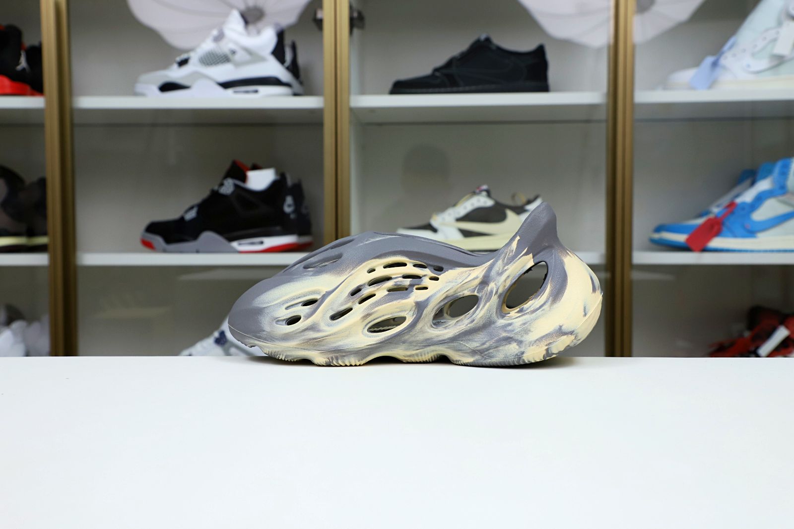 Kimi kick YEEZY FOAM RUNNER 'MXT MOON GREY'