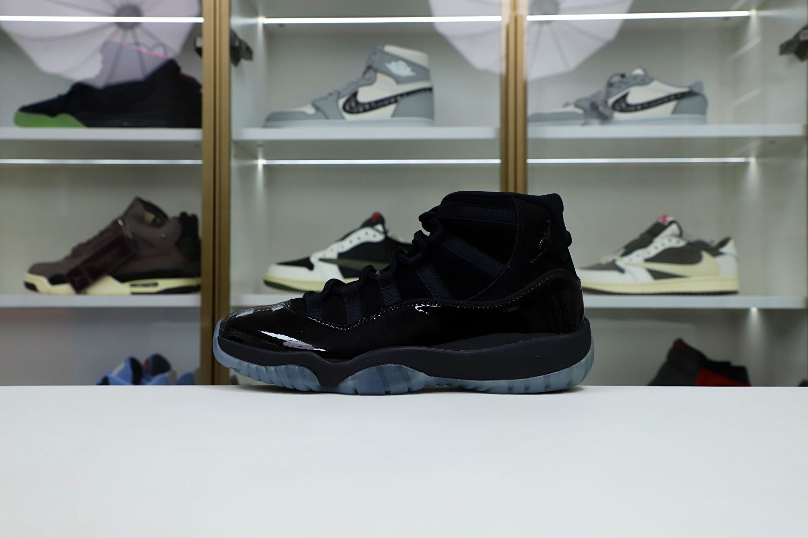 Kimi kick AIR JORDAN 11 RETRO 'CAP AND GOWN'