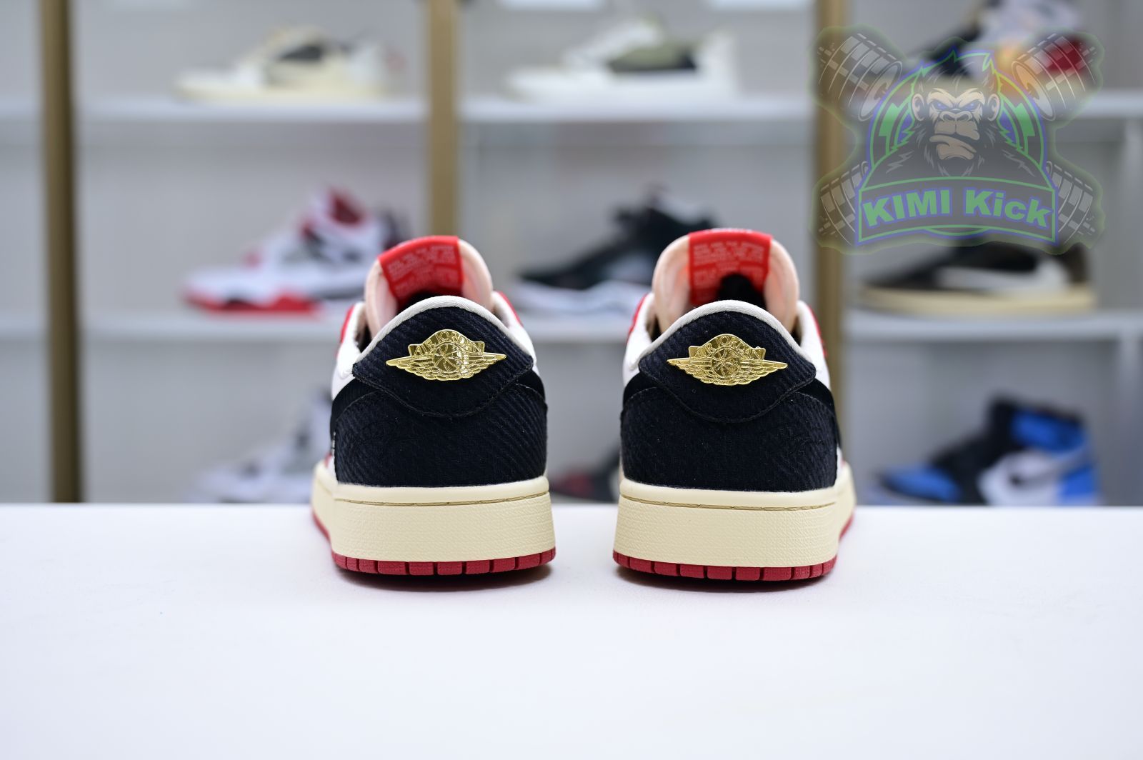 Kimi kick Trophy Room x Jordan Air Jordan 1 Low OG “Away”