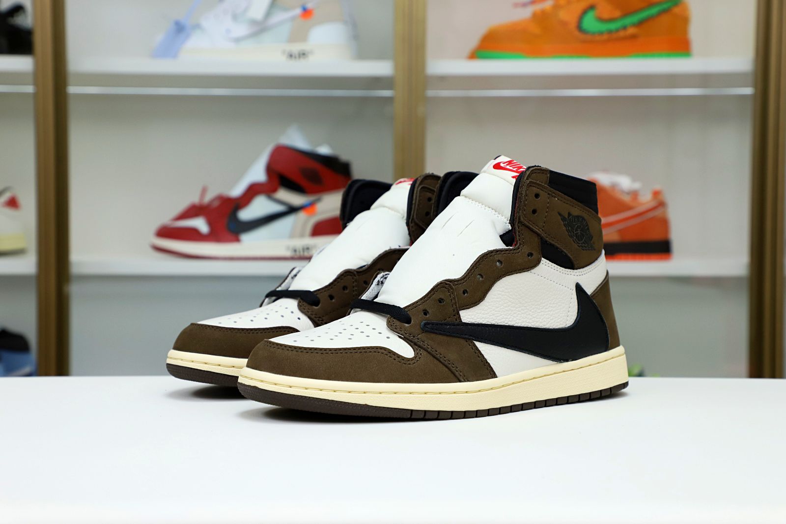 Kimi kick TRAVIS SCOTT X AIR JORDAN 1 RETRO HIGH OG 'MOCHA'