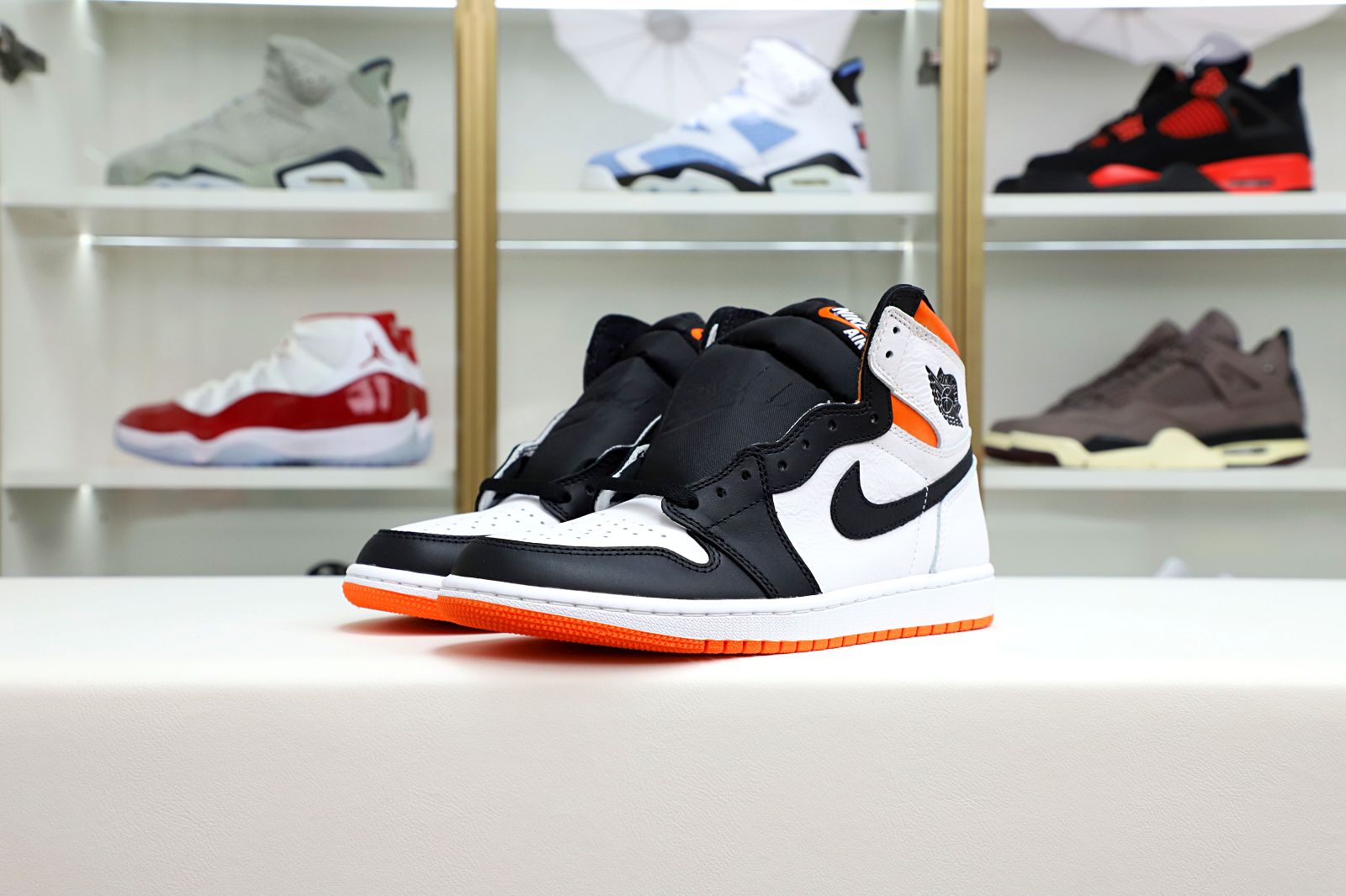 Kimi kick Air Jordan 1 Retro High OG Electro Orange'