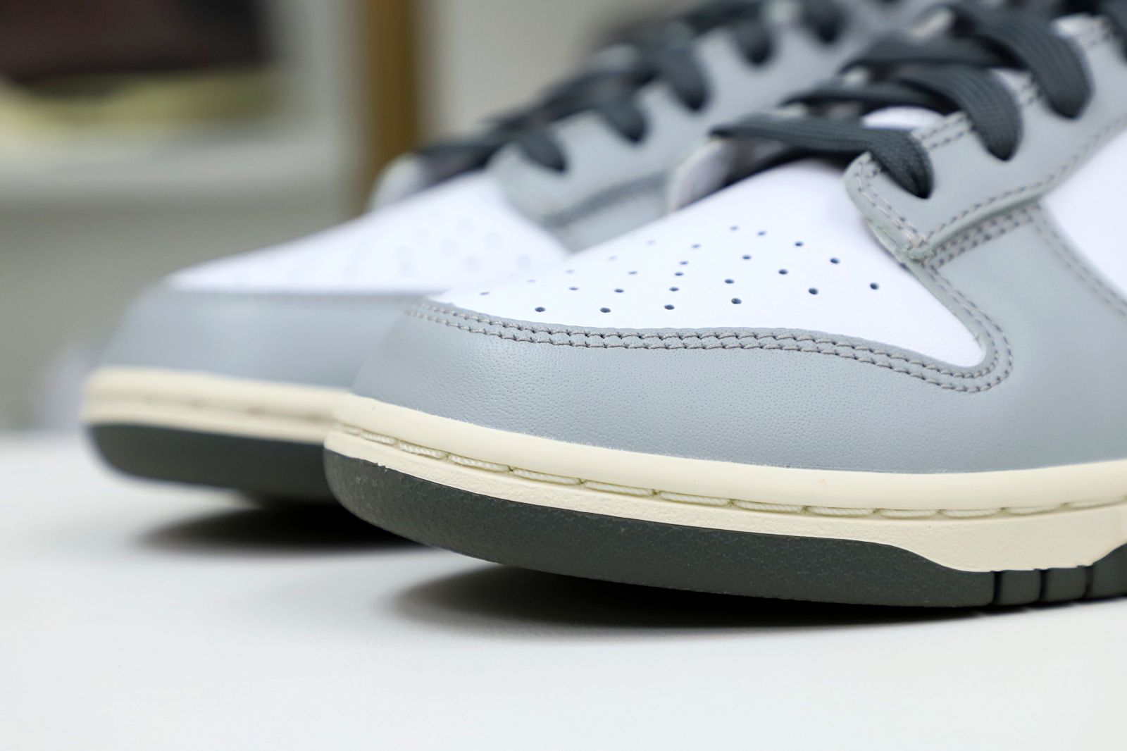 Kimi kick Nike Dunk Low  Light Smoke Grey