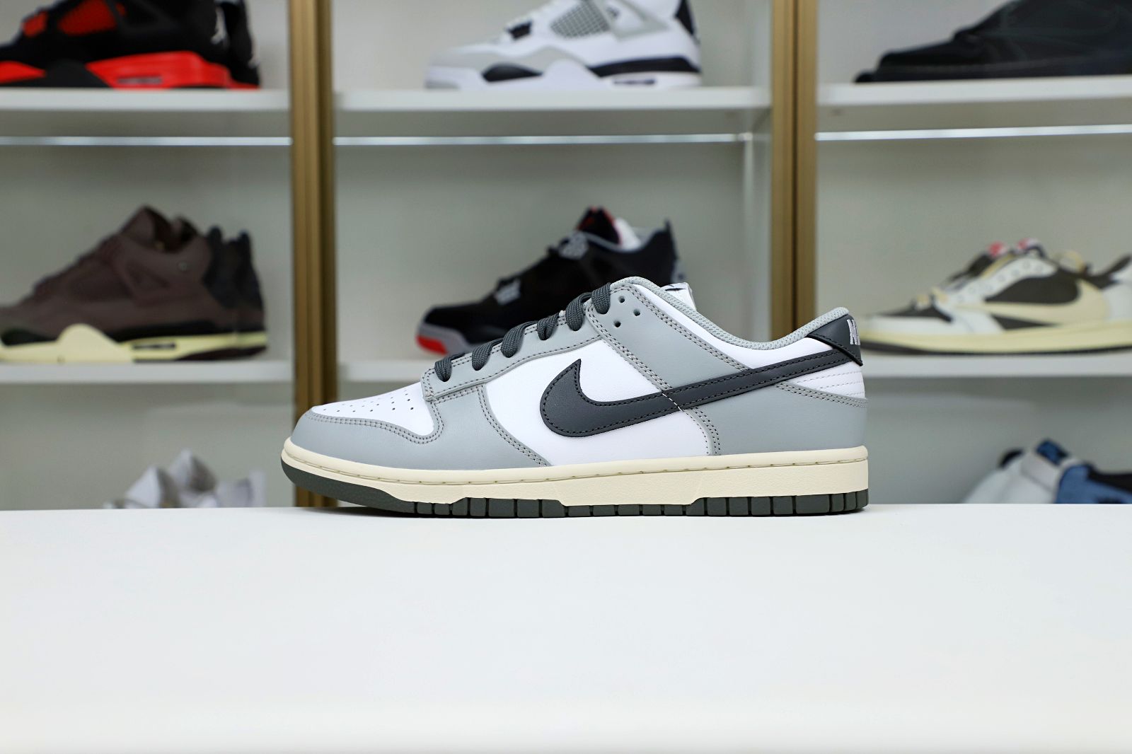 Kimi kick Nike Dunk Low  Light Smoke Grey