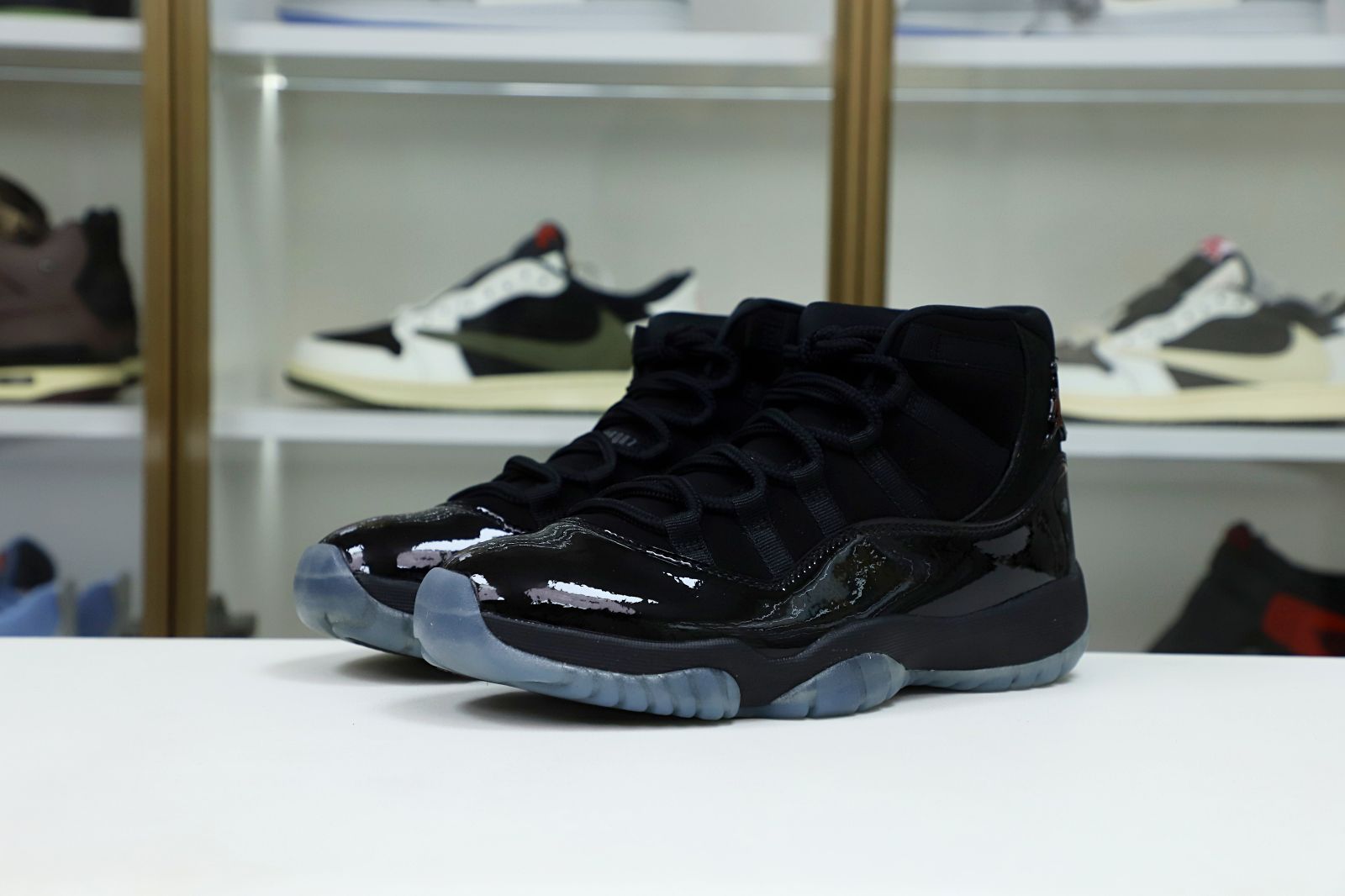 Kimi kick AIR JORDAN 11 RETRO 'CAP AND GOWN'