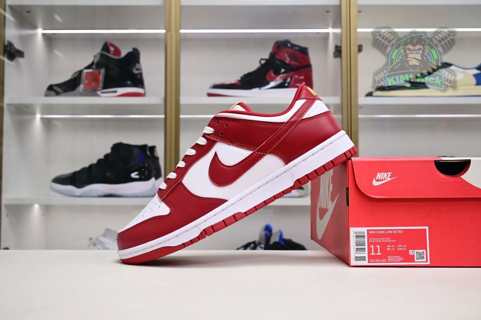 Kimi kick Nike Dunk Low Retro