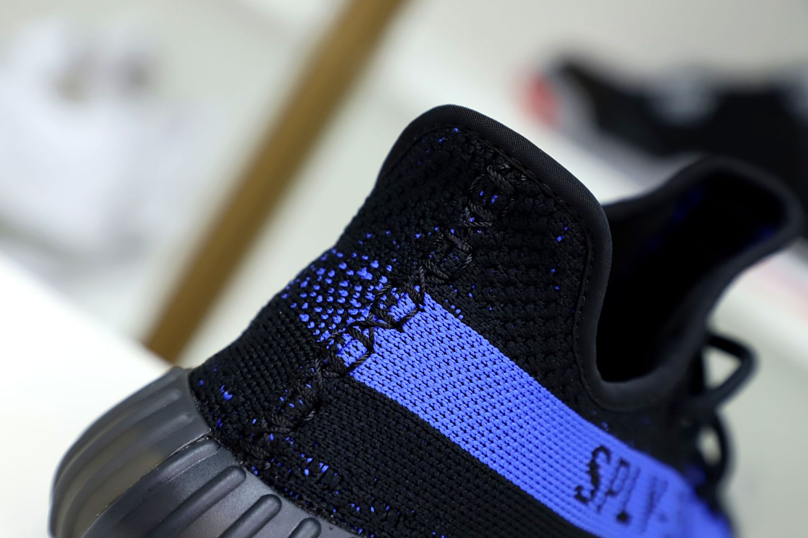 Kimi kick YEEZY BOOST 350 V2 'DAZZLING BLUE'