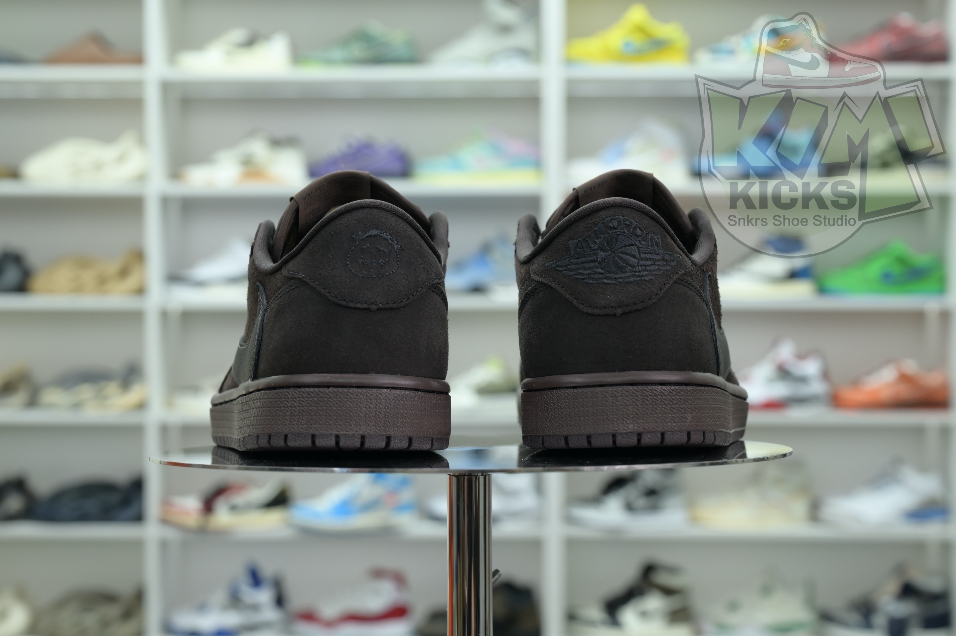 Kimi kick Travis Scott x Jordan Air Jordan 1 Low OG“Velvet Brown”